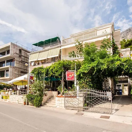 Refreshing In With Balcony Appartement Omiš