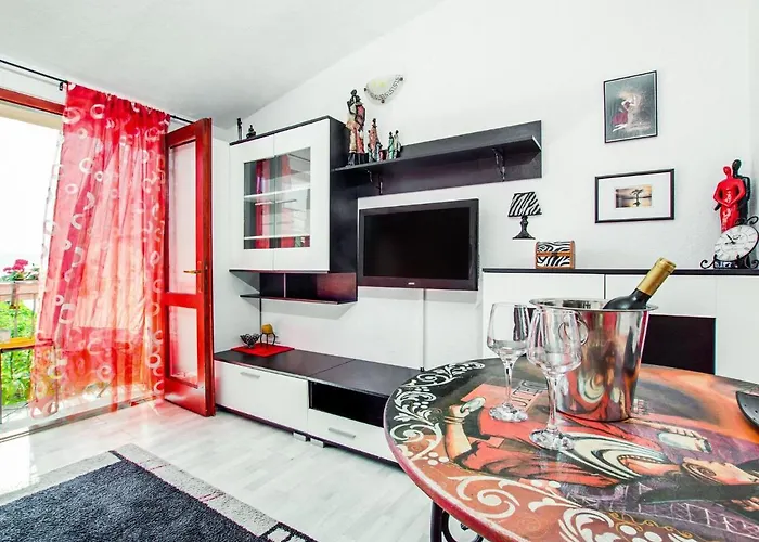 Refreshing In With Balcony Appartement Omiš